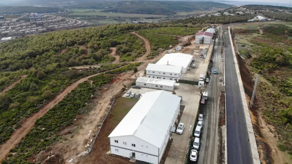 Almacenes prefabricados industriales con estructura de acero resistente – optimiza tu almacenamiento y solicita tu proyecto personalizado